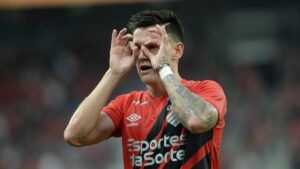 Athletico-PR vê Leo Godoy distante (Foto: Reprodução/Gazeta Press)