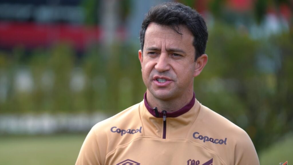 Anderson Nicolau comanda Athletico-PR na beira do campo - (Imagem: Reprodução/Rede Furacão)