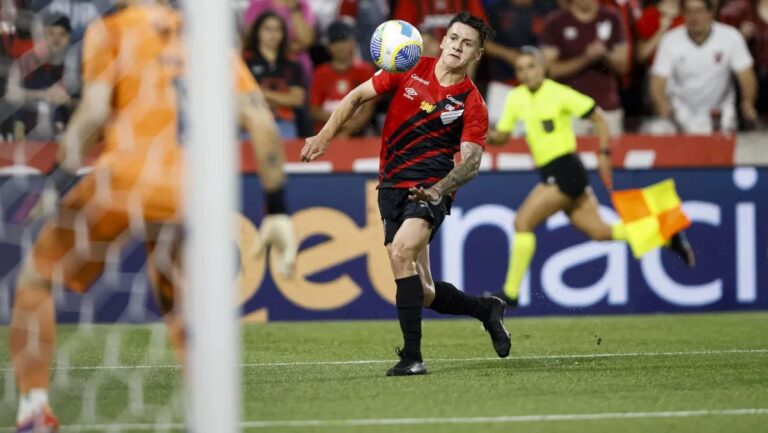 Léo Godoy sai do Athletico-PR (Foto: Reprodução/CNN)