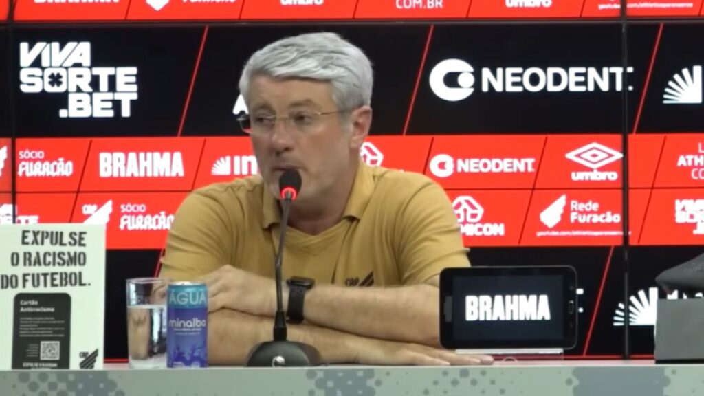 Odair Hellmann fala em coletiva do Athletico-PR x Athletico-GO - (Imagem: Reprodução/Rede Furacão)