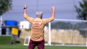 Odair comemora saída de Arriagada do Athletico-PR? (Foto: Divulgação/Rede Furacão)