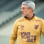 Odair Hellmann tem problemas para o Athletico-PR no Brasileirão (Imagem: Reprodução/Rede Furacão)