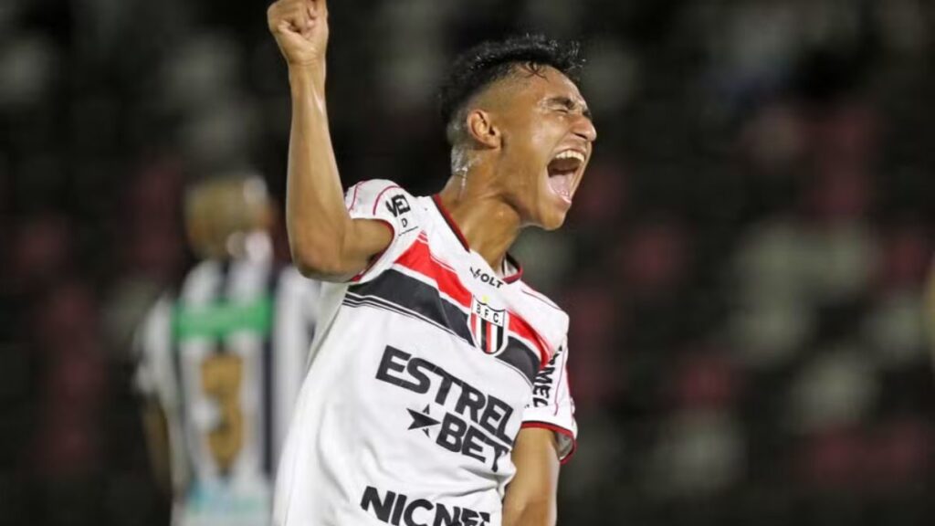 Pedro Severino, filho de ex-Athletico-PR, recebe alta (Foto: Célio Messias/Ag. Paulistão)