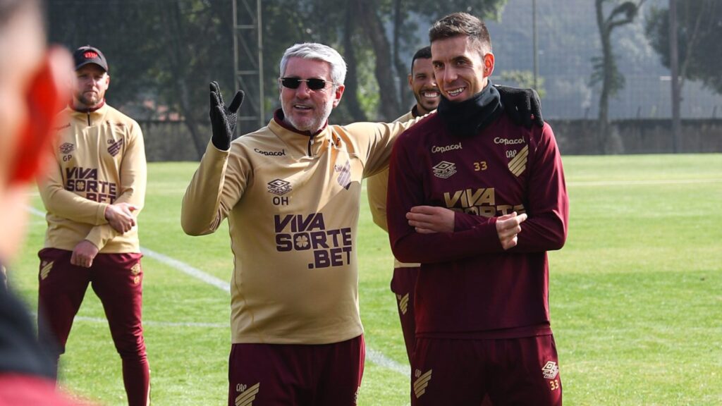 Odair apresenta Aguirre aos companheiros de Athletico-PR (Foto: José Tramontin/athletico.com.br)