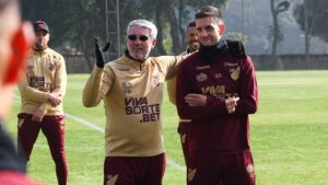 Odair apresenta Aguirre aos companheiros de Athletico-PR (Foto: José Tramontin/athletico.com.br)