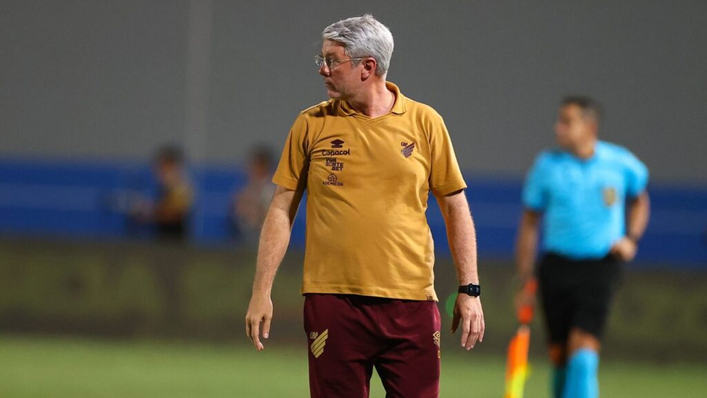 Odair dá vexame com Athletico-PR (Foto: Duda Matoso/athletico.com.br)