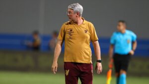 Odair dá vexame com Athletico-PR (Foto: Duda Matoso/athletico.com.br)