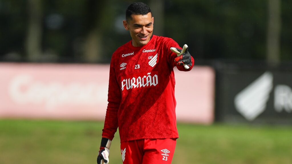 Athletico-PR vê disputa entre Mycael e Santos crescer (Foto: José Tramontin/athletico.com.br)