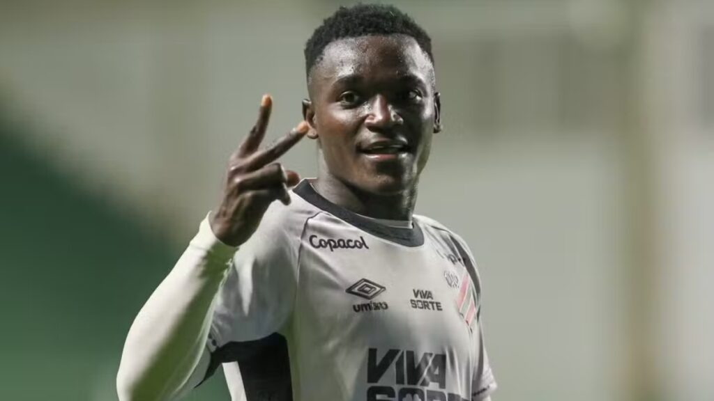 Viveros marca dois pelo Athletico-PR (Foto: Reprodução/GE)
