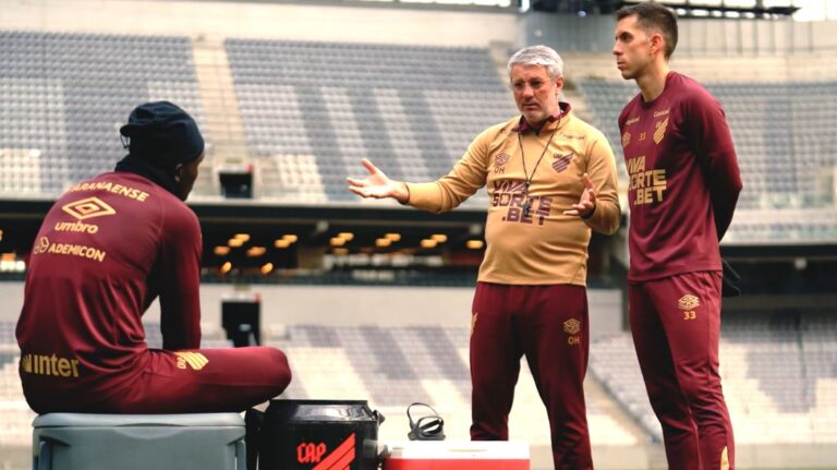 Odair faz primeiro treino na Arena da Baixada com reforços do Athletico-PR (Imagem: Reprodução/Rede Furacão)
