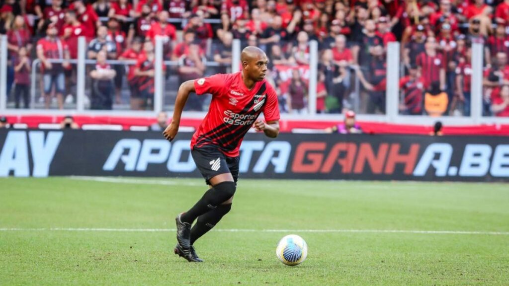 Athletico-PR busca substituto de Fernandinho (Foto: FURACAO.COM/Joka Madruga)