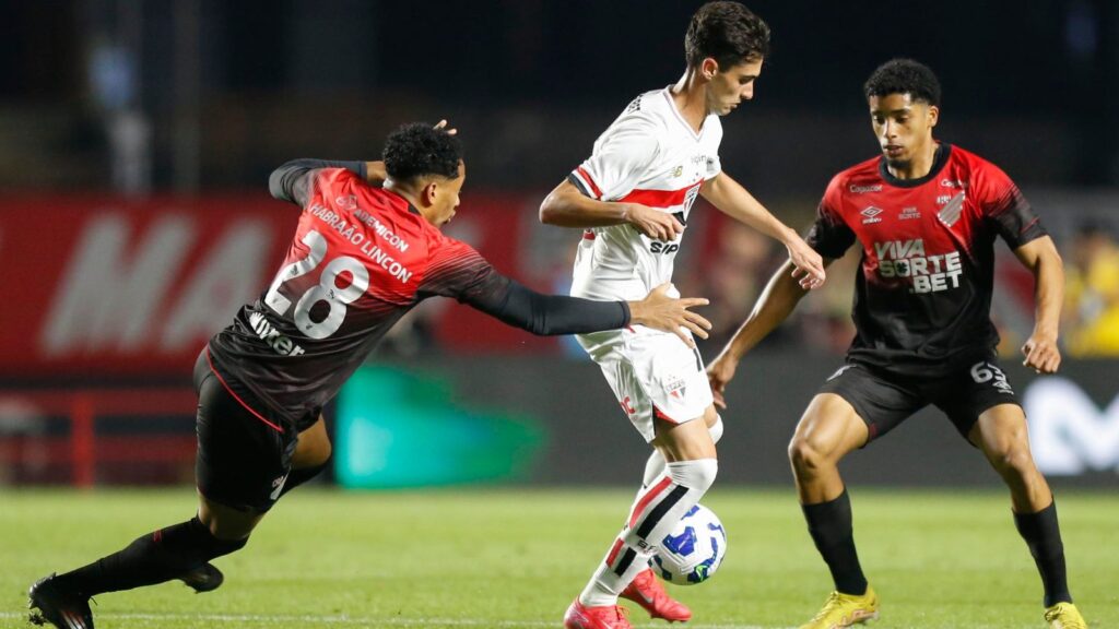 Athletico-PR disputa Copa do Brasil contra São Paulo (Foto: Divulgação/Rubens Chiri e Miguel Schincariol/Saopaulofc.net)