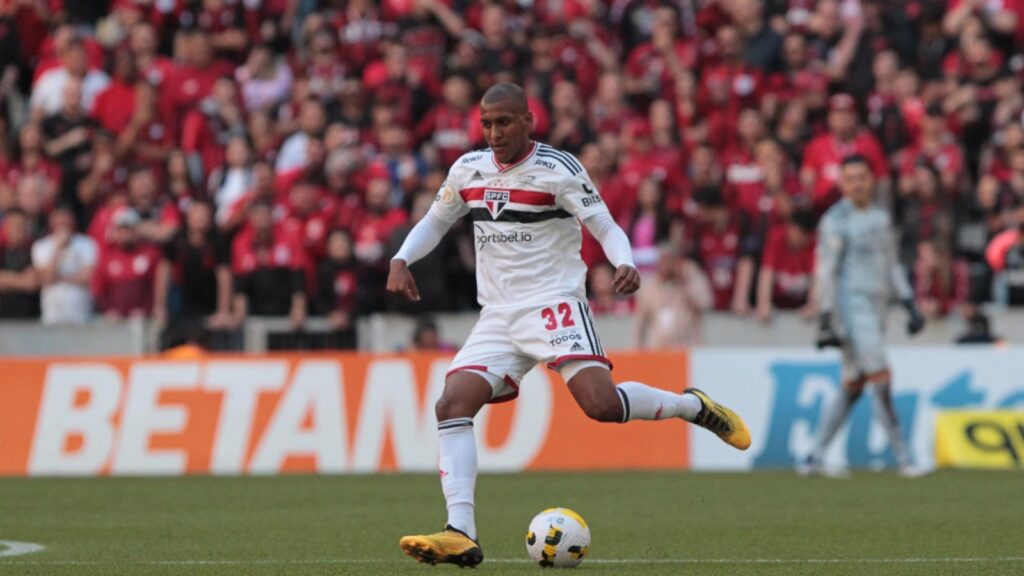 Athletico-PR sonda Luizão (Foto: Rubens Chiri/Saopaulofc.net)