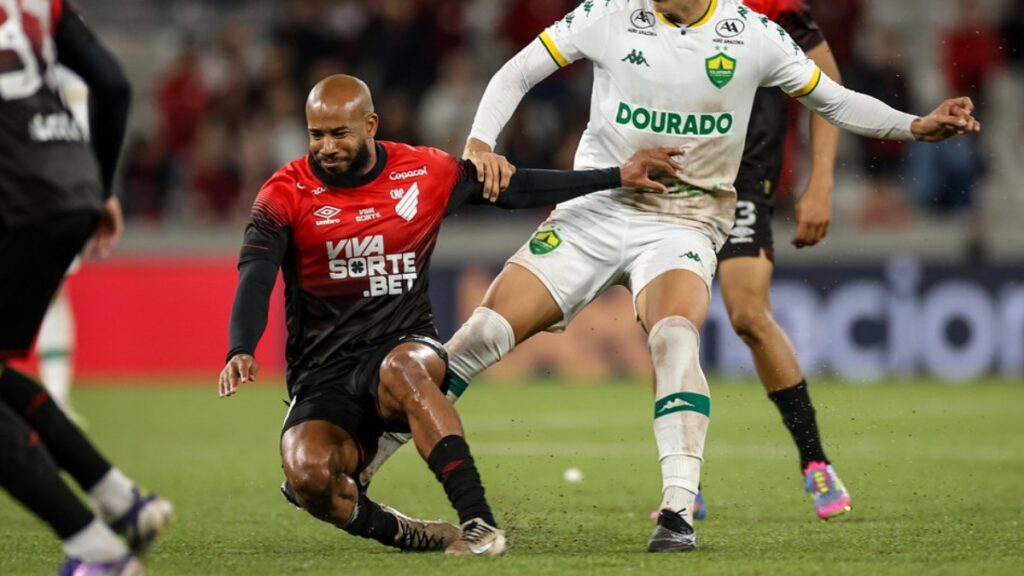 Athletico-PR dá vexame contra Cuiabá (Foto: AssCom Dourado/Divulgação)