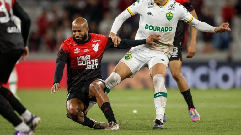 Athletico-PR dá vexame contra Cuiabá (Foto: AssCom Dourado/Divulgação)