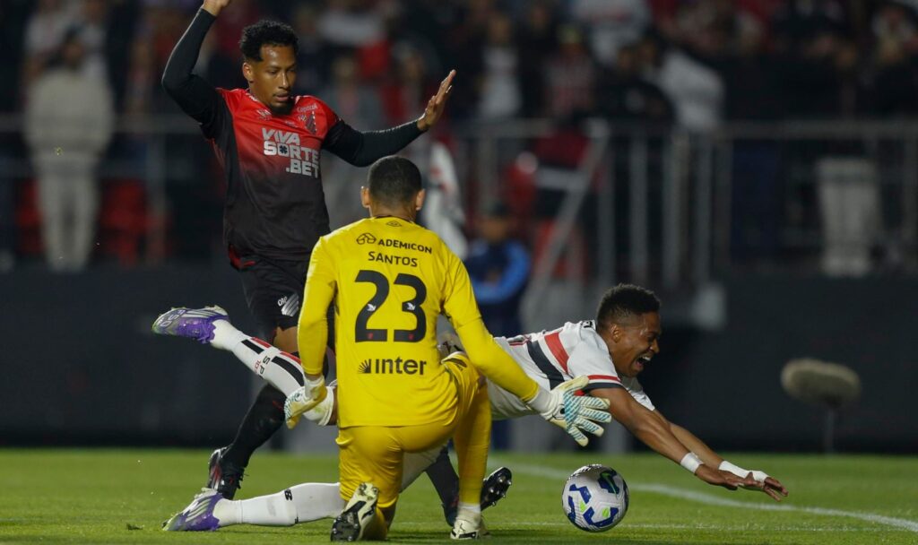 Copa do Brasil tem jogo de volta entre Athletico-PR x São Paulo nesta quarta (Foto: Rubens Chiri e Miguel Schincariol/Saopaulofc.net)