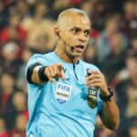 Árbitro interfere no resultado de Athletico-PR x Corinthians (Foto: Reprodução/Itatiaia)
