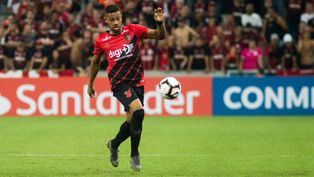 Athletico-PR fica de olho na situação de Renan Lodi (Foto: FURACAO.COM/Joka Madruga)