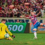 Athletico-PR conversa com Yago Pikachu (Foto: Mateus Lotif/FEC)