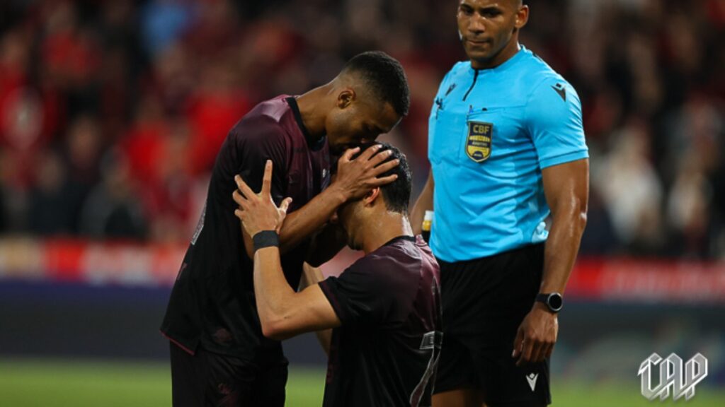 leozinho-julimar-arbitro-amazonas Athletico-PR vence Amazonas com golaços (Foto: José Tramontin/athletico.com.br)