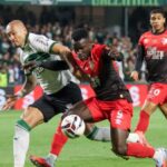 Viveros disputa com Maicon em Coritiba x Athletico-PR (Foto: Reprodução/Gazeta)