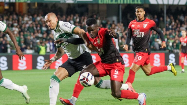 Viveros disputa com Maicon em Coritiba x Athletico-PR (Foto: Reprodução/Gazeta)