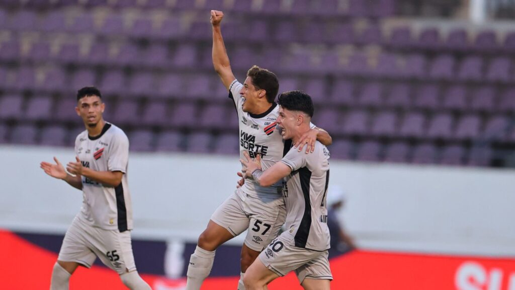 joao-cruz-zapelli-arthur-dias-ferroviaria Athletico-PR vence Ferroviária em milagre de Araraquara (Foto: José Tramontin/athletico.com.br)