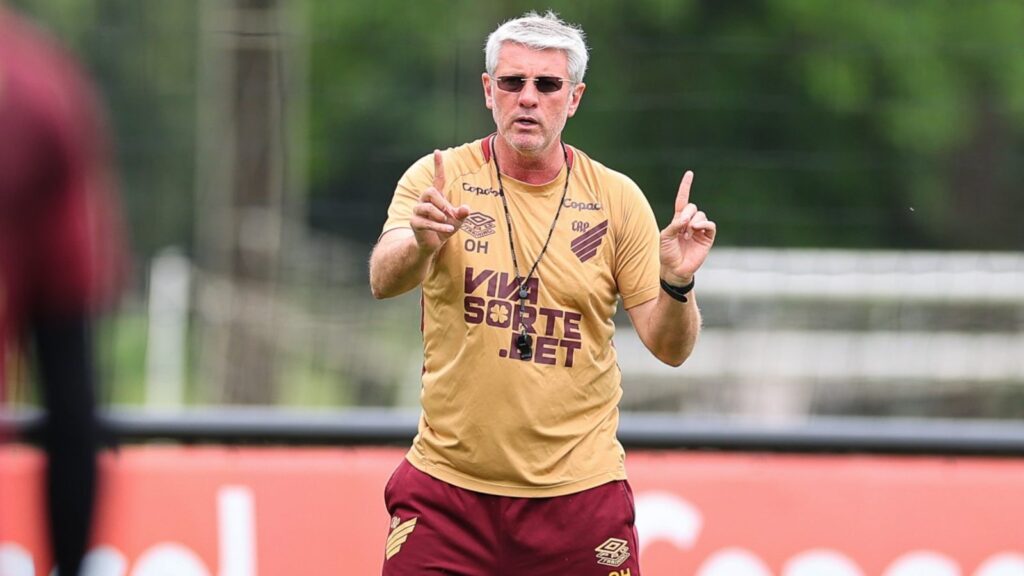 odair-hellmann-treino (8) Athletico-PR treina para enfrentar Volta Redonda (Foto: José Tramontin/athletico.com.br)