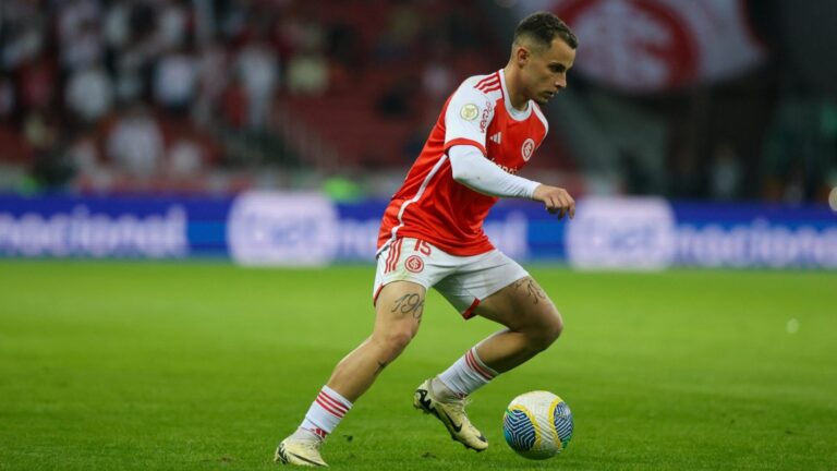 Athletico-PR estuda contratar Bruno Gomes, do Internacional