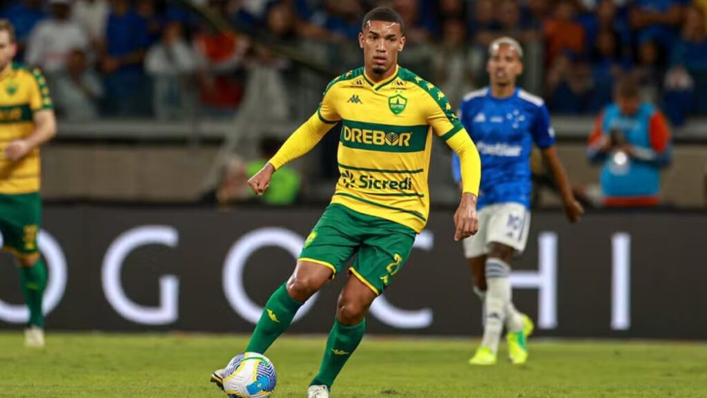 Athletico-PR avalia contratação de Denilson (Foto: AssCom Dourado)