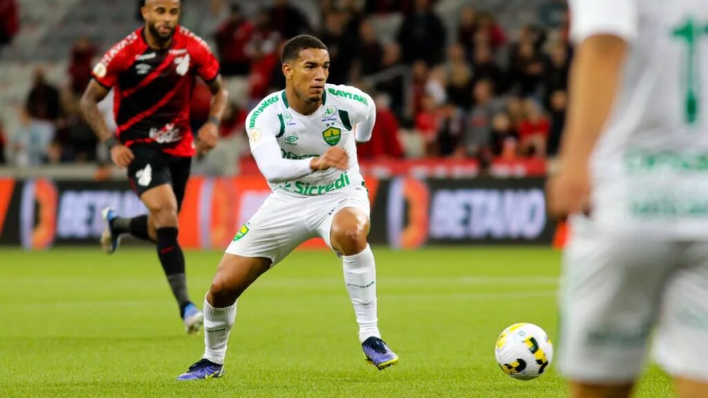 Athletico-PR avalia contratação de Denilson (Foto: AssCom Dourado)