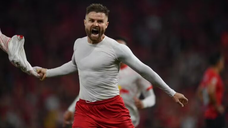 Eduardo Sasha marca rebaixamento do Athletico-PR