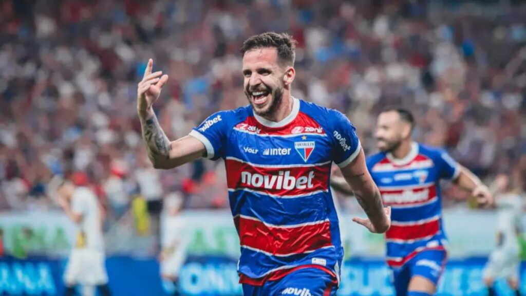 Athletico-PR observa Lucas Sasha após saída de Marcelo Paz do Fortaleza