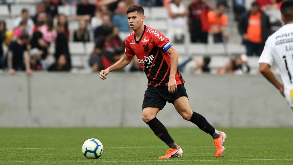 Athletico-PR vai em busca de Matheus Rossetto após rebaixamento