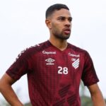 Renan Lodi diz não ter sido procurado pelo Athletico-PR