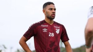 Renan Lodi diz não ter sido procurado pelo Athletico-PR