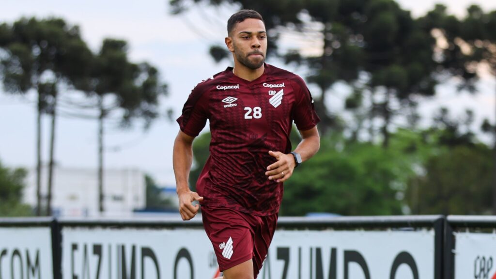 Renan Lodi diz não ter sido procurado pelo Athletico-PR