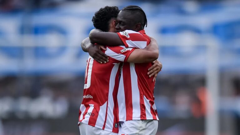 Athletico-PR avança com atacante colombiano