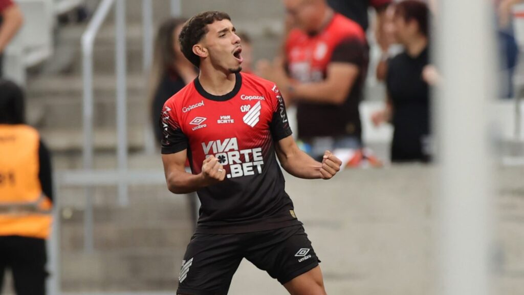 Chiqueti marca em goleada do Athletico-PR