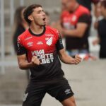 Chiqueti marca em goleada do Athletico-PR