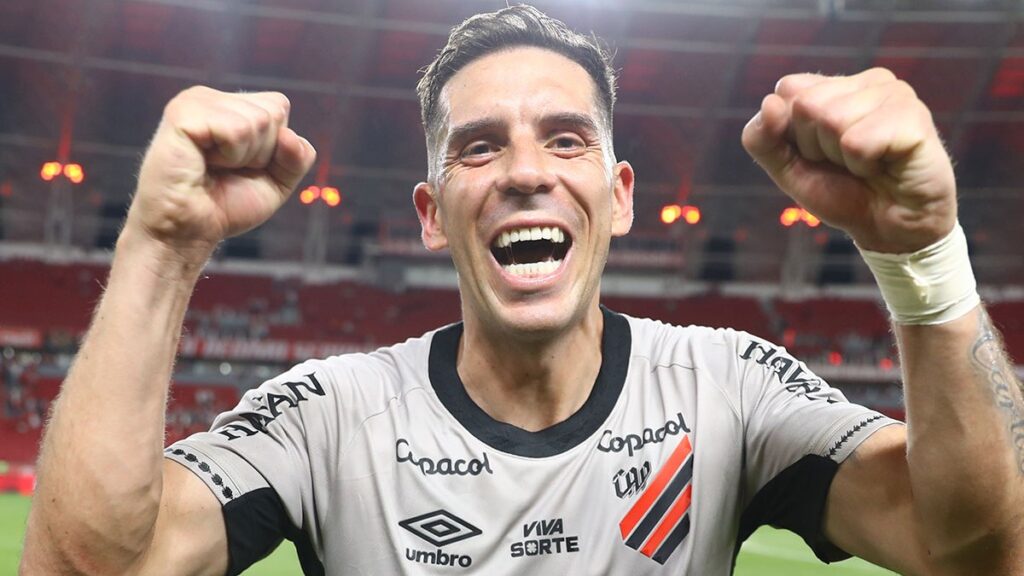 Athletico-PR vence Internacional fora de casa na estreia