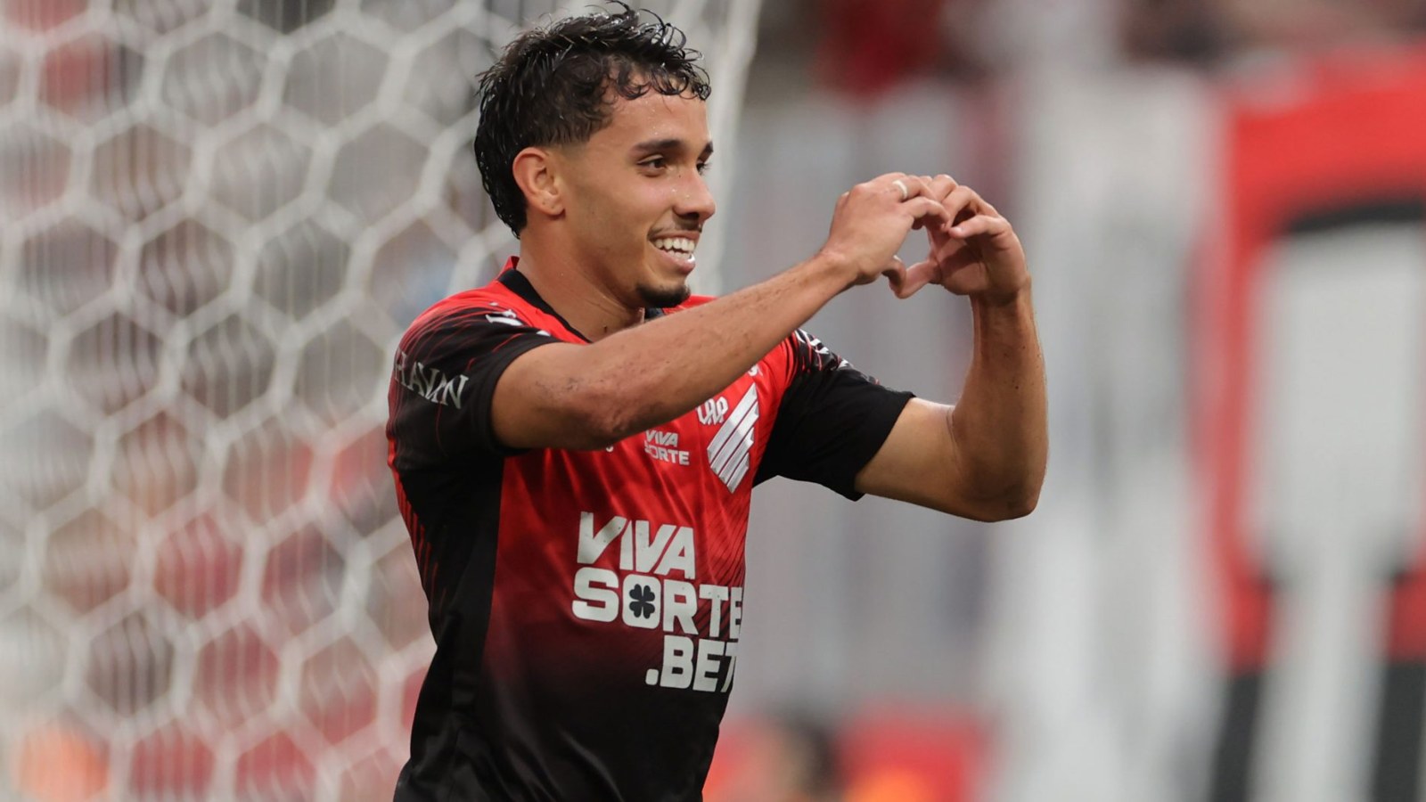 Chiqueti marca em goleada do Athletico-PR