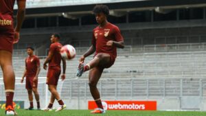 Athletico-PR treina nos aspirantes