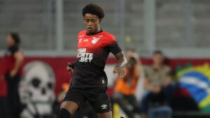 Athletico-PR estreia no Campeonato Paranaense e Bruninho desfila em campo