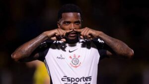 Athletico-PR tem conversas iniciais com Cacá, do Corinthians