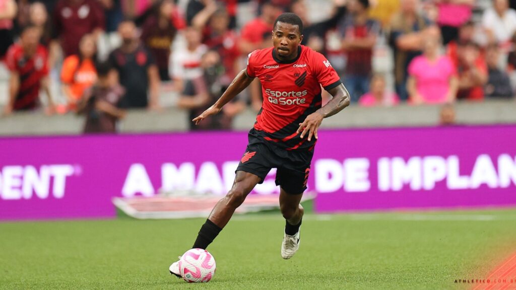 Athletico-PR tem conversas iniciais com Cacá, do Corinthians