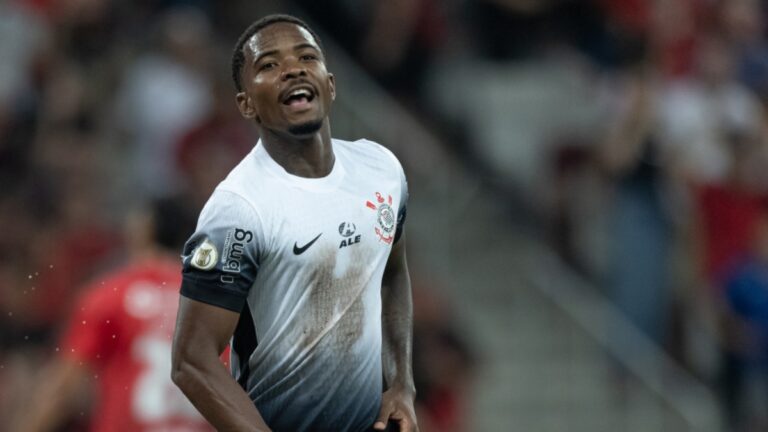 Athletico-PR tem conversas iniciais com Cacá, do Corinthians