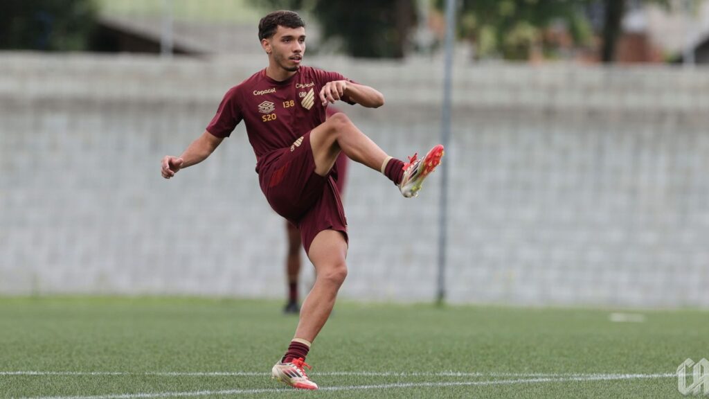 Athletico-PR treina nos aspirantes