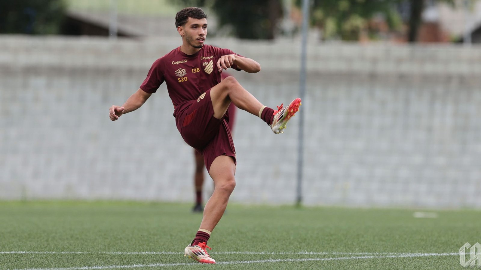 Athletico-PR treina nos aspirantes