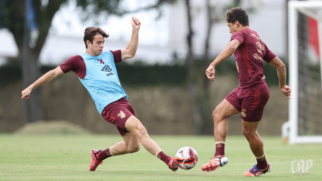 Athletico-PR treina nos aspirantes